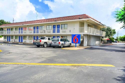 Motel 6-Huntsville, TX