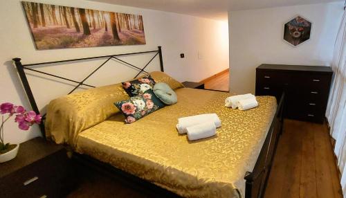  GEMELLI HOLIDAYS - Monte Mario Station connecting to center in 20 minutes, 2 easy lofts, groundfloor with courtyard, mezzanine bedroom, baby & pet friendly, 2 steps from groceries, restaurants, park, bus, cycle path - Warm guest care in 4 languages in Rom