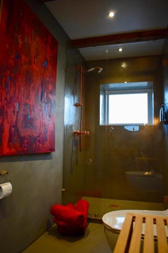 מקלחת, The Sybilla Apartment - cosy and modern basement apartment in Klaksvík