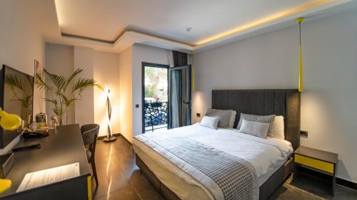 1 king bed, 2 sofa beds