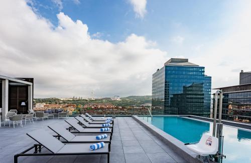 Swimming pool, Leonardo Royal Hotel Barcelona Fira in Barcelona