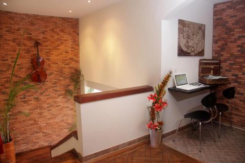 6 Suites Hotel – Bogota, NY