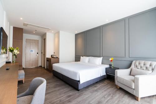Deluxe Double Room image 9