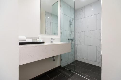 Deluxe Double Room image 8