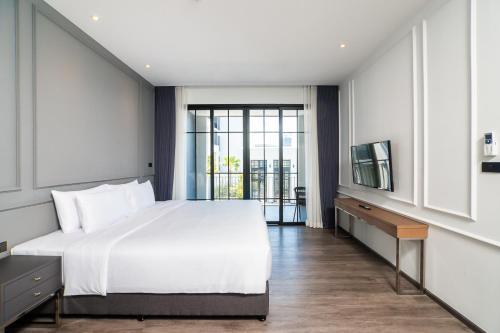 One-Bedroom Suite with Pool View image 6