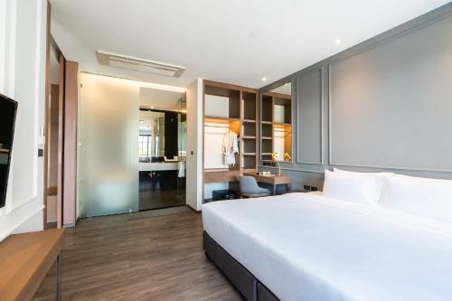 One-Bedroom Suite with Pool View image 5