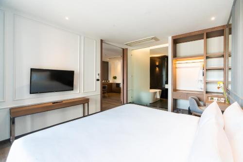 One-Bedroom Suite with Pool View image 4