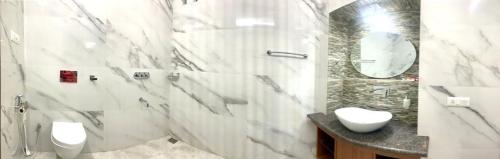 卫浴间, 斯瓦加塔姆酒店 (Hotel Swagatam) in 比卡内