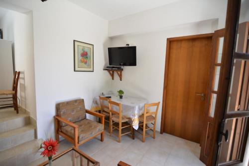 Elpida's Stone Houses - image 5