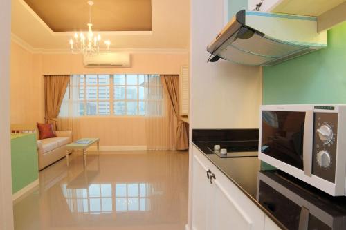 ห้องครัว, โรงแรมรายา สุรวงศ์ (The Raya Surawong Hotel) near ตลาดสามย่าน