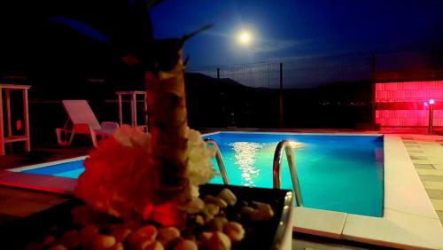 Holiday House White Hill