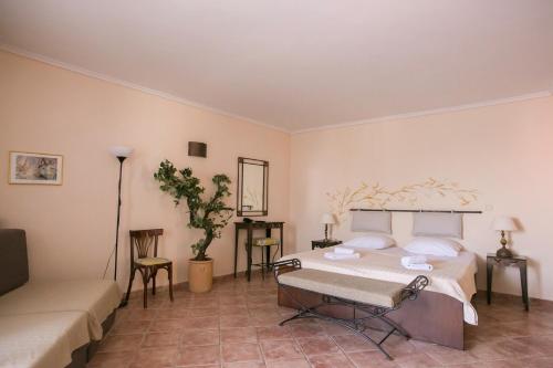 1 double bed, 1 twin bed, 2 sofa beds