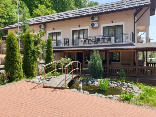 Viesnīcas āriene, Vila Tisa in Tismana