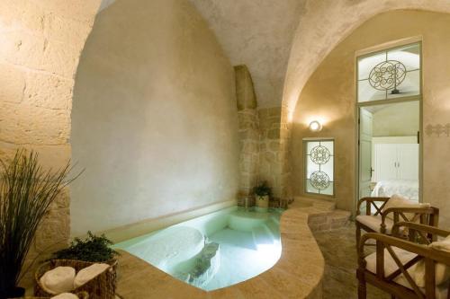 Akotika boutique in عكا