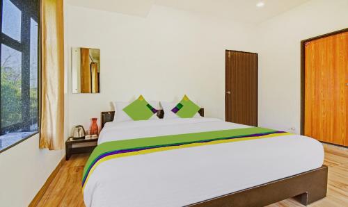 Deluxe Double Room image 2