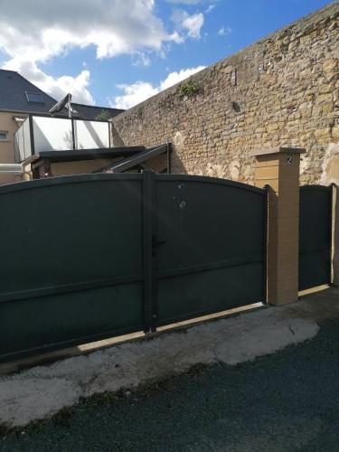 Maison rénovée cour fermée et terrasse 800 m plage Omaha beach avec table de ping pong proche Port en Bessin