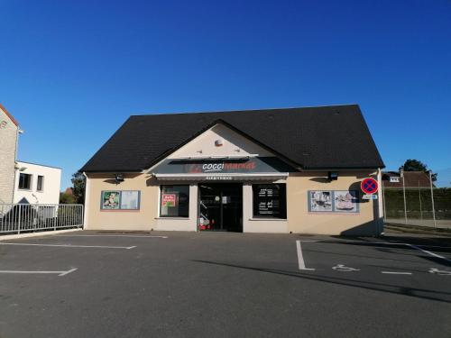 Maison rénovée cour fermée et terrasse 800 m plage Omaha beach avec table de ping pong proche Port en Bessin