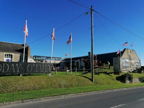 Maison rénovée cour fermée et terrasse 800 m plage Omaha beach avec table de ping pong proche Port en Bessin