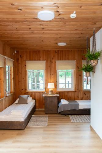 4 twin beds