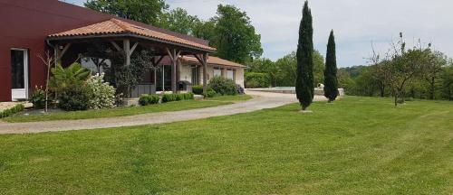 La villa paisible avec piscine gîte à louer Livinhac-le-Bas