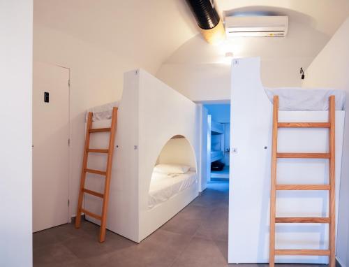 Central Hostel Oia - image 5
