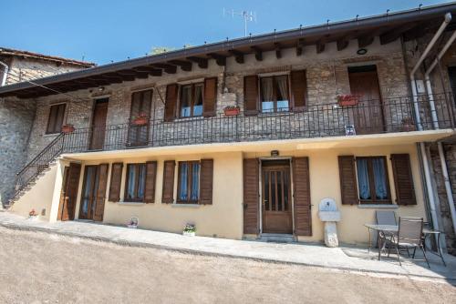 Balcony/terrace, La Corte Rooms - free parking - only 10 min by bus to the lake and centre in Tavernerio