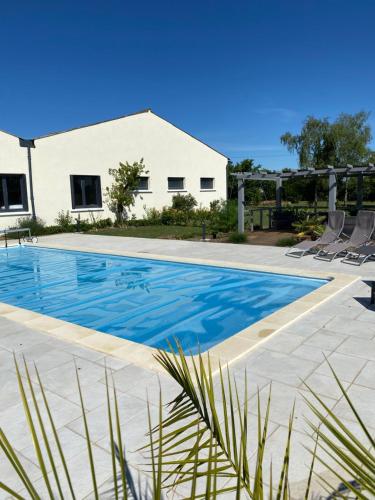 Maisons de vacances Beautiful 1-bed with pool view