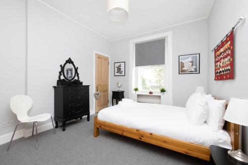 JOIVY Charming Apartment near Leith Links with Patio