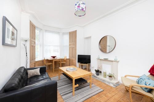 JOIVY Charming Apartment near Leith Links with Patio, Edimburgo
