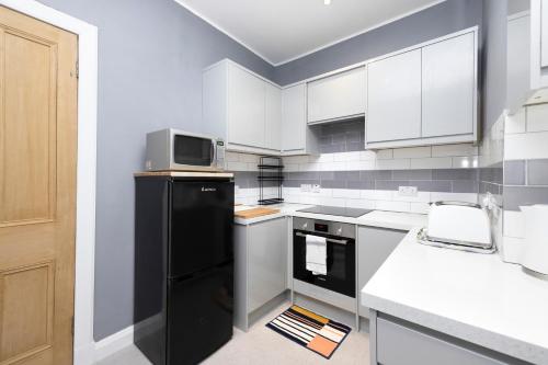 Charming Apartment near Leith Links with Patio - image 11