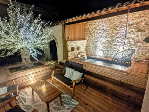 2 Bed House Sleeps 4 - Pets Ok - Pool - Fireplace gîte à louer Gailhan