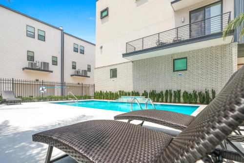 Stunning Townhouse with Amenities - image 6