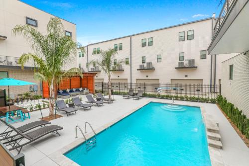 Stunning Townhouse with Amenities - image 2