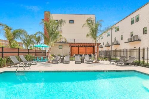 Stunning Townhouse with Amenities - image 11