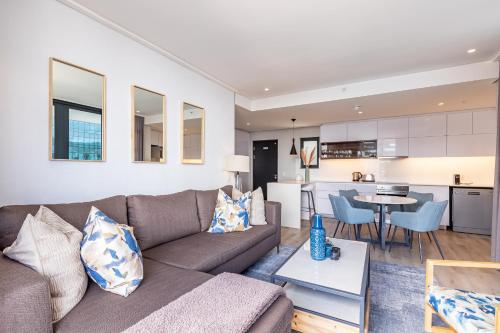 Spacious Apartment at 16 on Bree with great views - Tap to explore photos