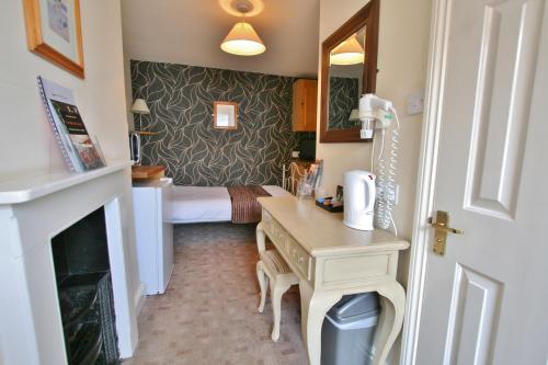 Central Hotel Cheltenham by Roomsbooked - image 14