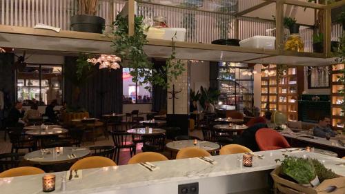 ห้องอาหาร, โฮเทลเครฟส์ (Craves Hotel) near ถนนรูเดสบุชเชอร์