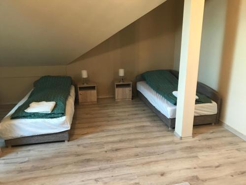 3 twin beds