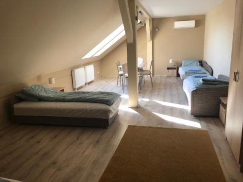 4 twin beds