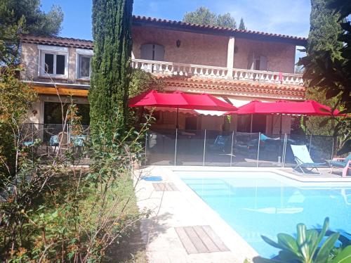 Villa provençale piscine au cœur de la pinède gîte à louer Biver