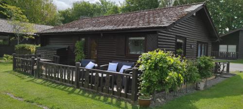 Tegid Lodge- Pine Lake Resort 3