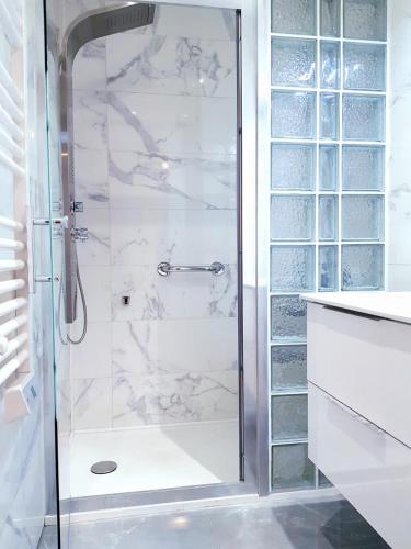 Fürdőszoba, 02 - Tres joli 2 pieces avec 3 lits pouvant accueillir jusqu'a 5 personnes, situe au rdc avec entree in Razac Sur L'Isle