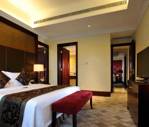 Comfort Suite room in The COLI Hotel Shenzhen