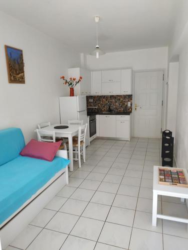2 twin beds, 1 sofa bed
