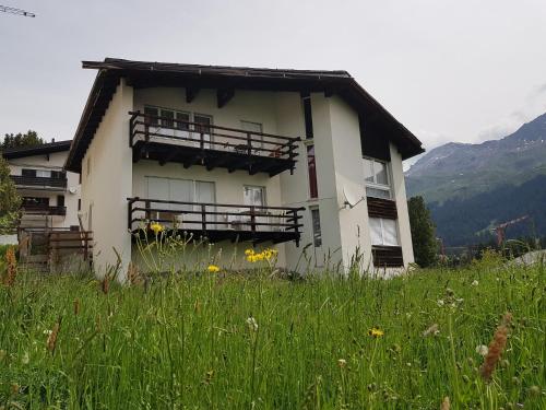 Apartment with Mountain View