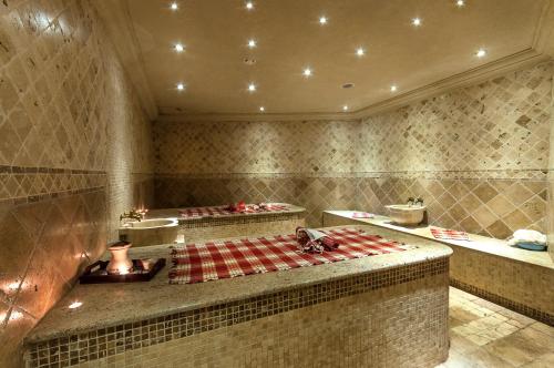 Grand Royale Apartment Complex & Spa - image 3