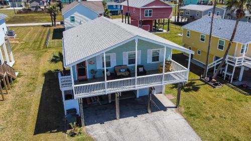 One-of-a-Kind Beach Home with Lounge Bar Game Room in Galveston, USA