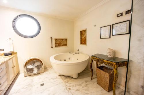Deluxe Suite with Spa Bath image 5