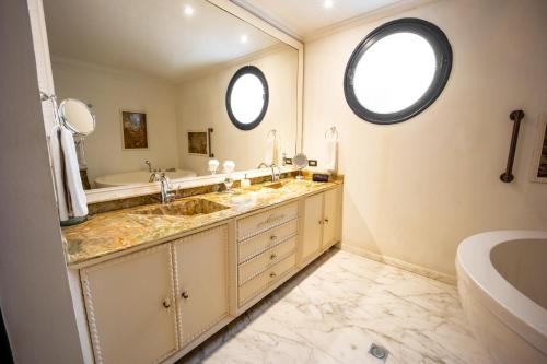 Deluxe Suite with Spa Bath image 2