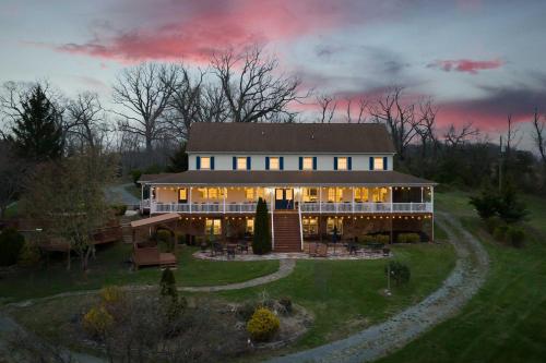 Stunning Former Winery with Pool and Mtn Views! in Berryville, USA